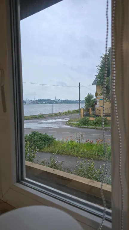 Уютная часть дома на берегу Волги в городе