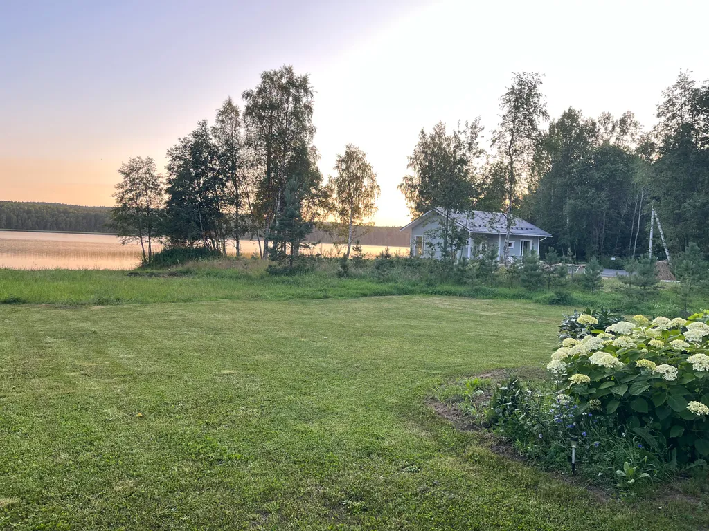 Домик в Карелии на берегу озера