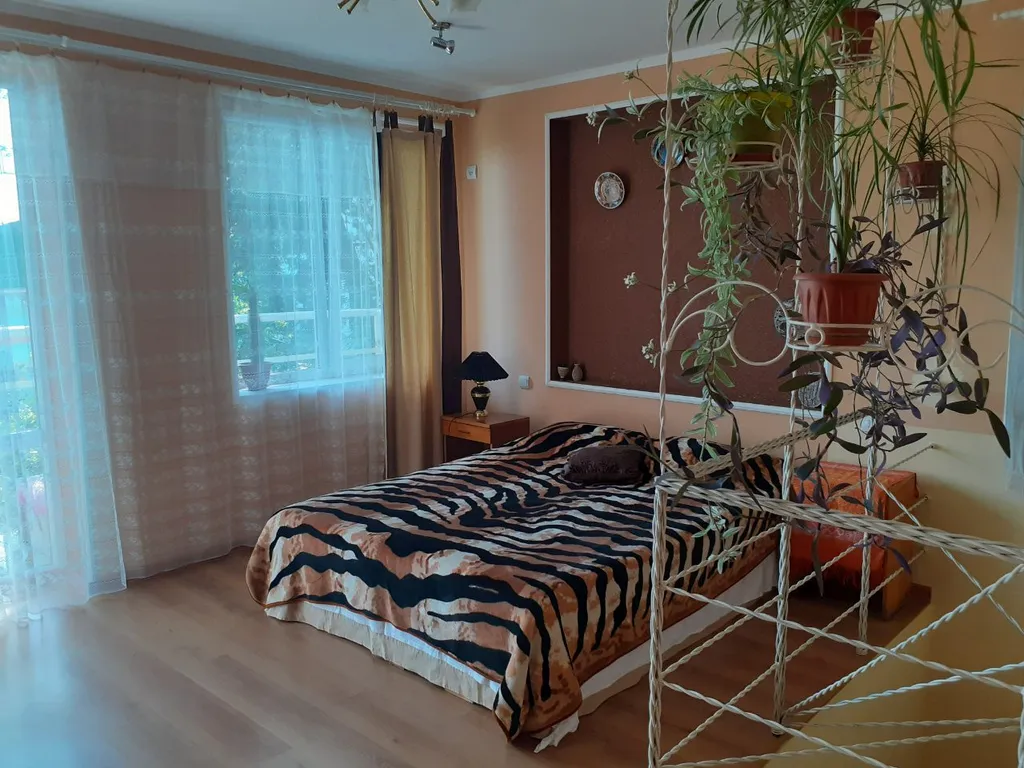 Дом 2 уровня со своим двором