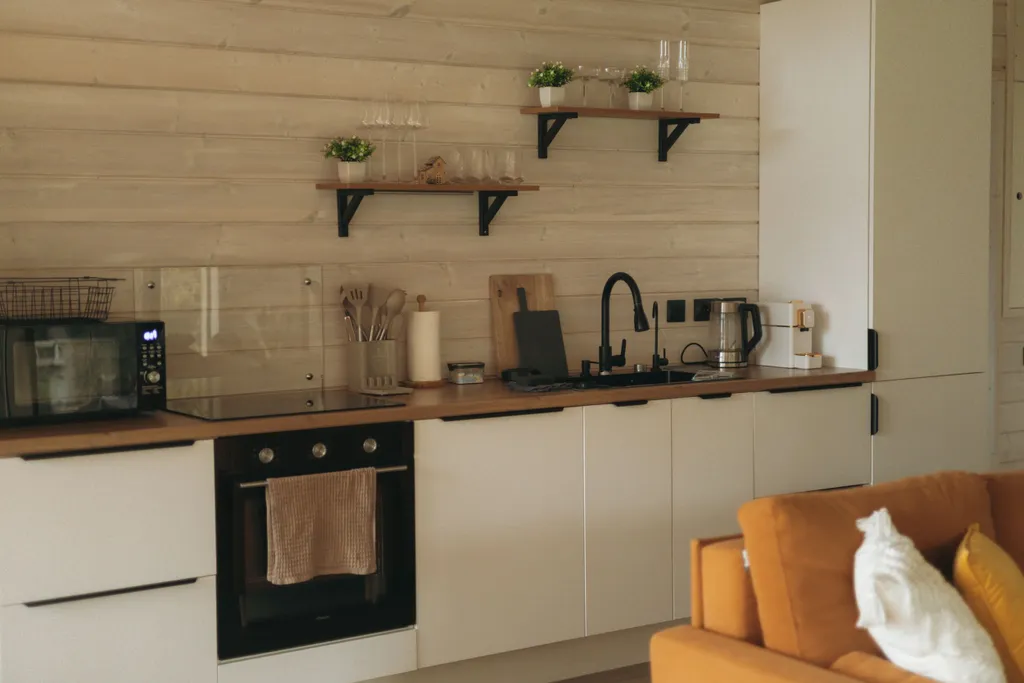 Дом с баней и чаном у воды и леса бохо