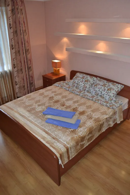 Студийного плана двухкомнатная квартира в доме над рестораном Тундра