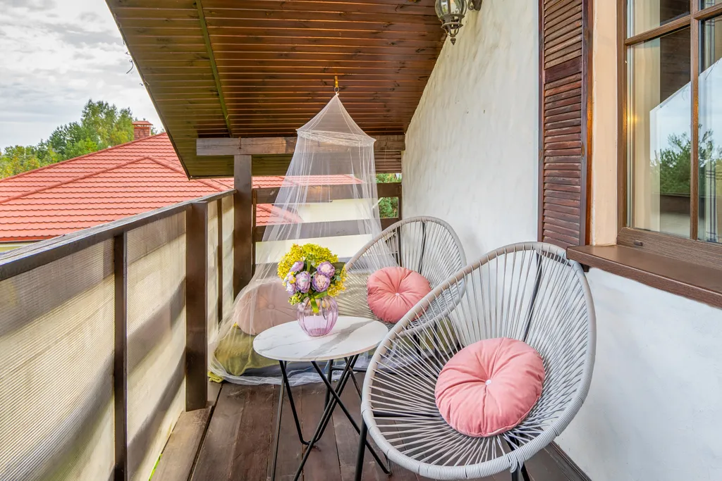 Белый коттедж с баней и бассейном рядом с озером