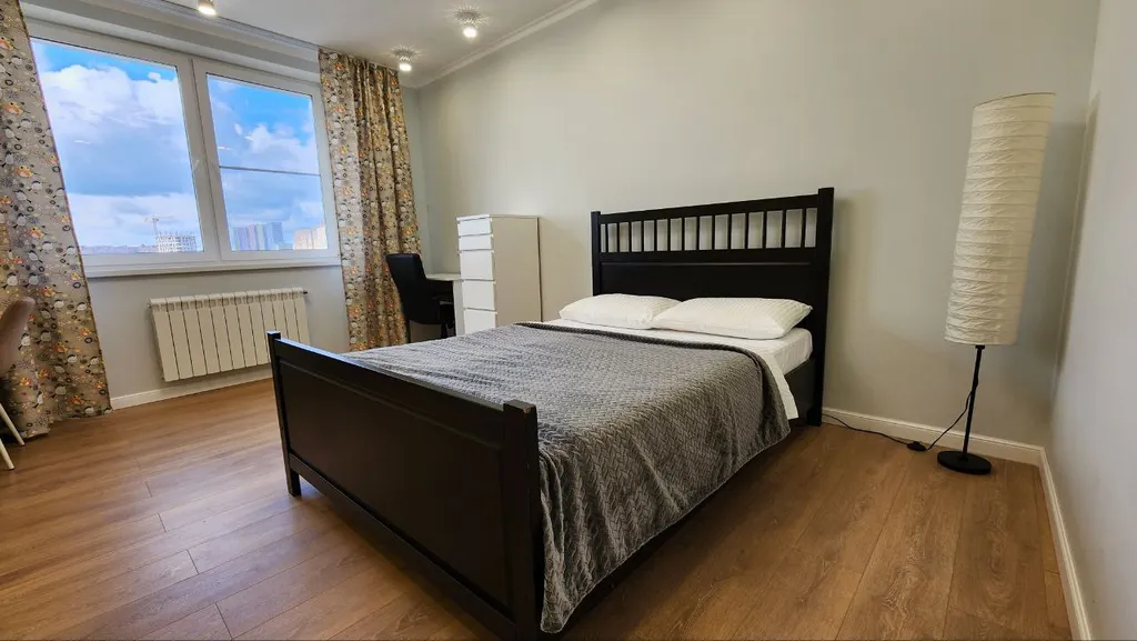 Дизайнерская евротрешка видом на Москву - реку.