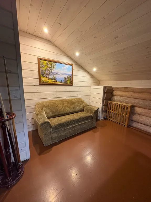 Деревянный дом у озера с сауной и бильярдом