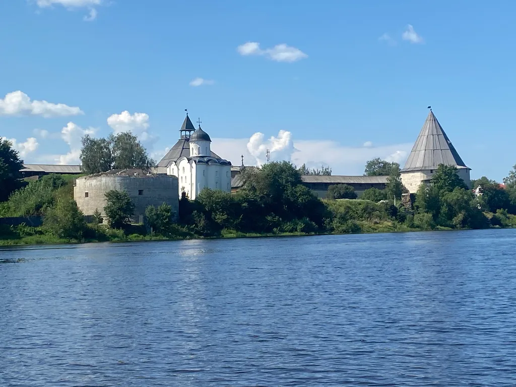 Усадебный дом с видом на реку, берег с мостками и рыбной ловлей