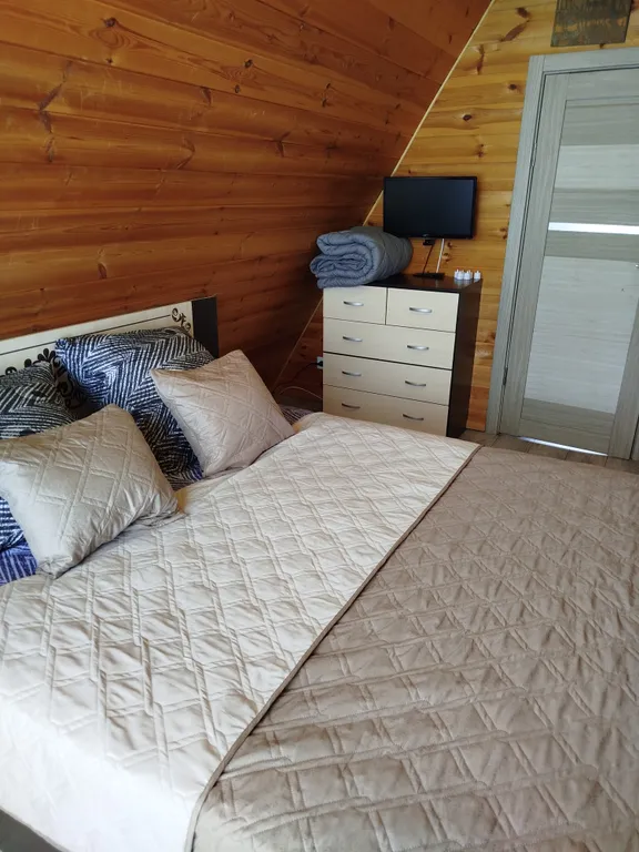 Дом с баней и панорамными окнами на первой линии