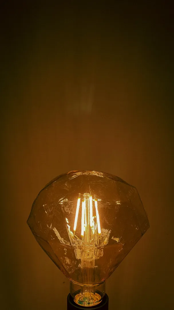 Большая лампа в прихожей подсвечивает путь вашего байкальского путешествия.
