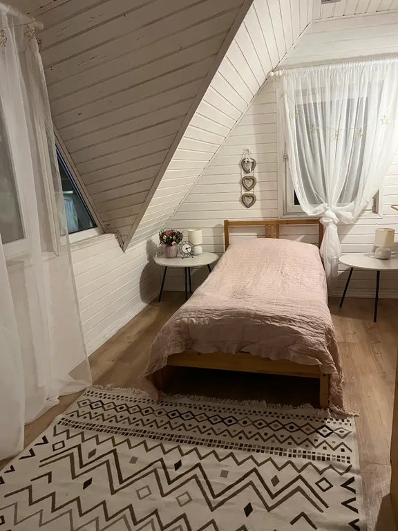 Дом на берегу озера с собственной конюшней