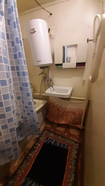 Очень,  очень тёплая квартира и тихая улица.