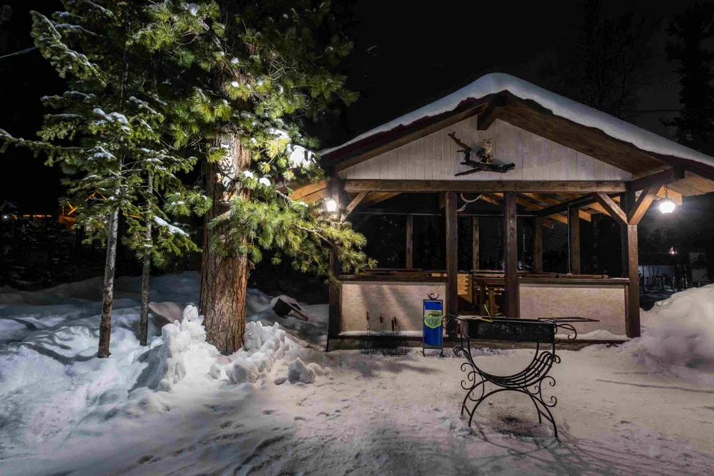 Гостевой двор "Дом в кедрах"