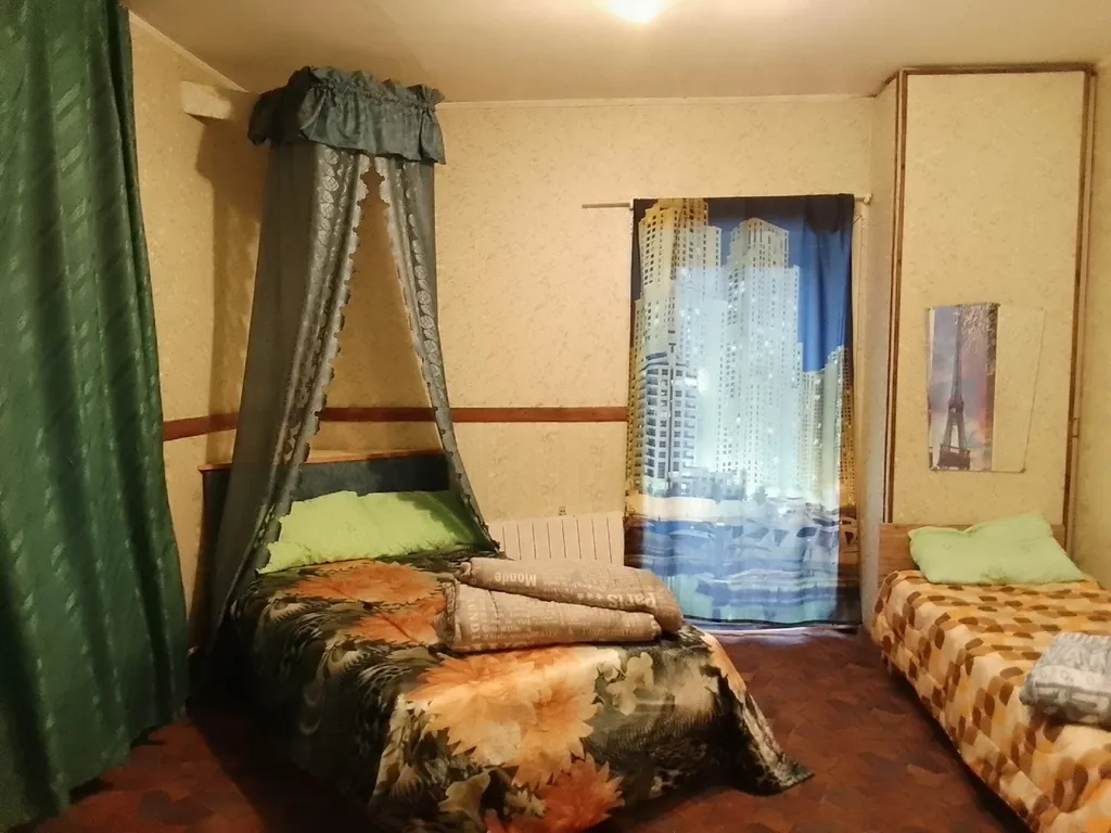 Коттедж на берегу пруда с бассейном