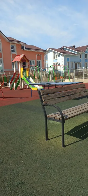 Современная студия с подогреваемым бассейном