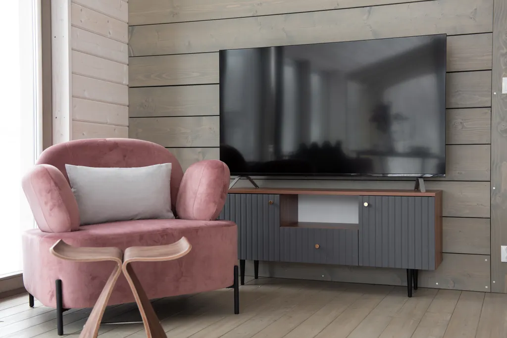 Уютный дом с панорамными окнами и видом на природу