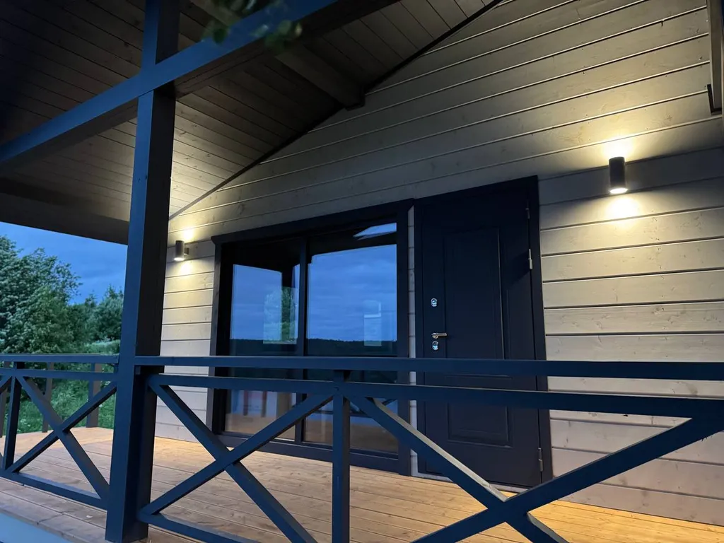 Дом проживание на вершине горы с видом на озеро, горы и лес