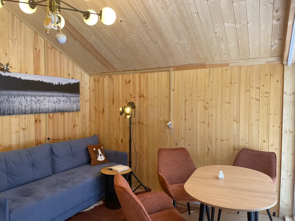 Уютный дом у леса