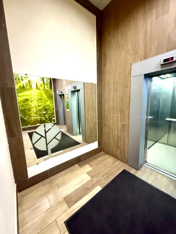 Студия для троих гостей