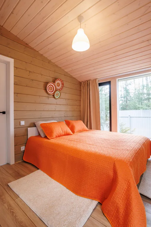 Красивый дом в ёлках