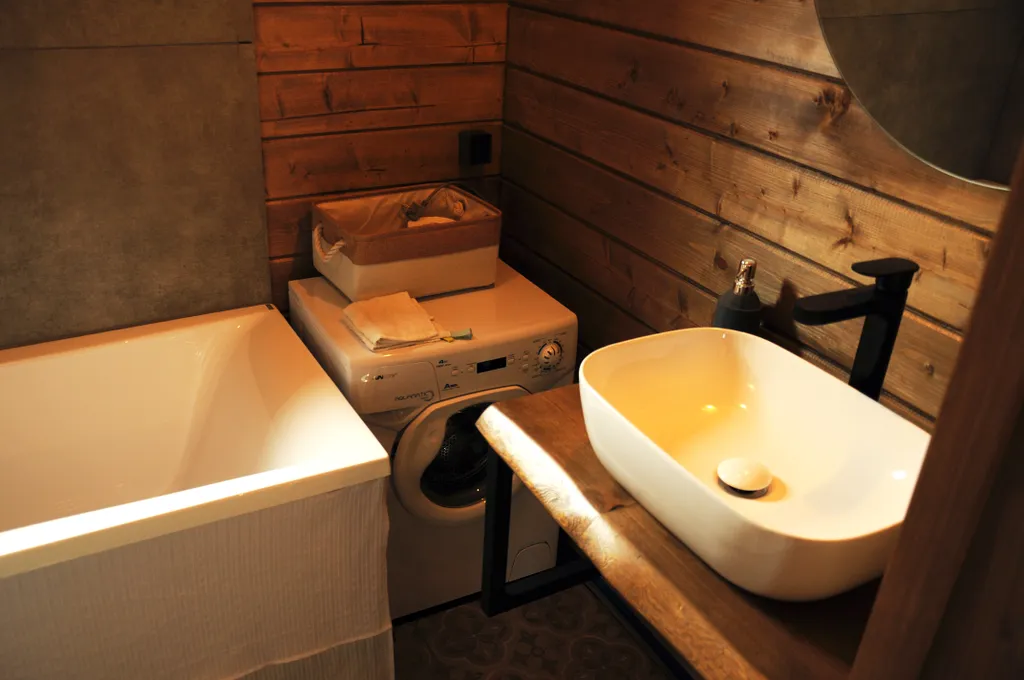 Уютный домик у леса с камином, панорамными окнами и купелью