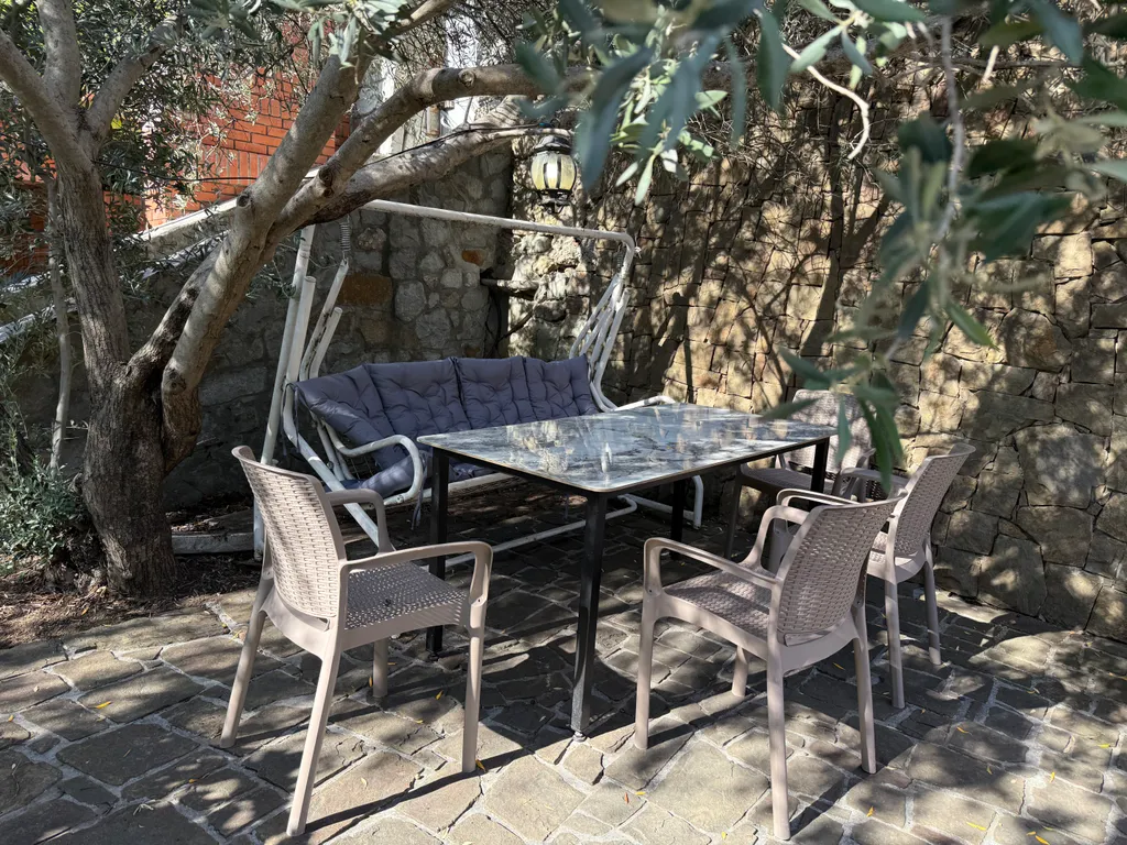 Солнце Ялты у моря с теплым бассейном