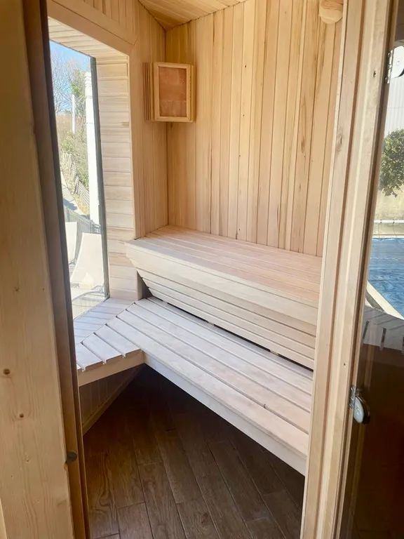 Стильный дом с открытым бассейном и сауной