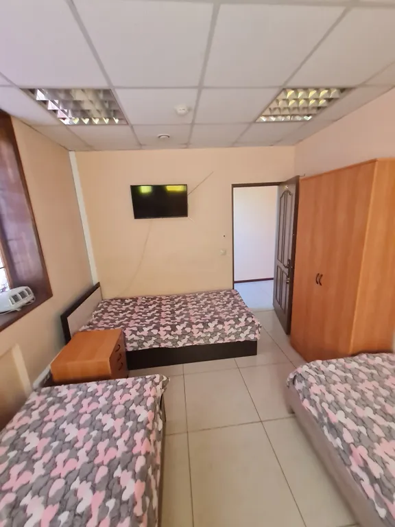 Трёхместный номер с односпальными кроватями