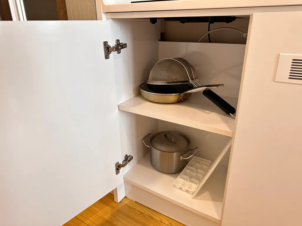 Студия с видом на море и стильным дизайном