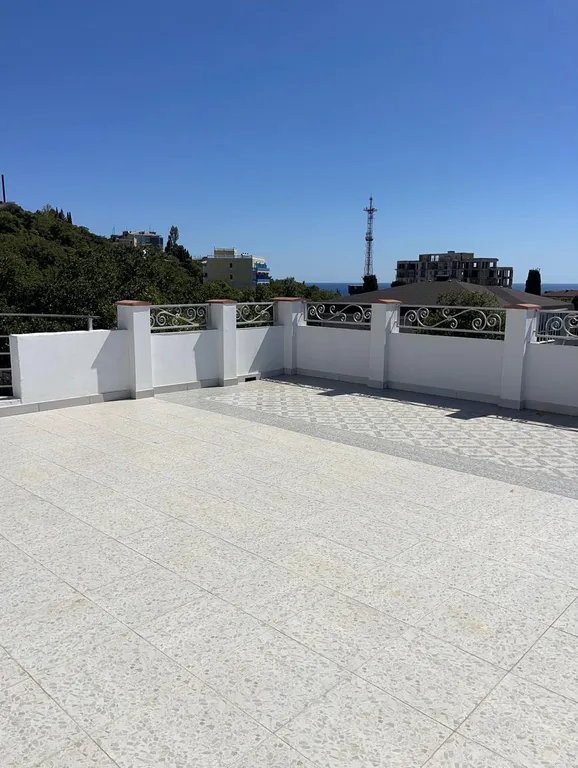 Улучшенный номер с видом на море и горы