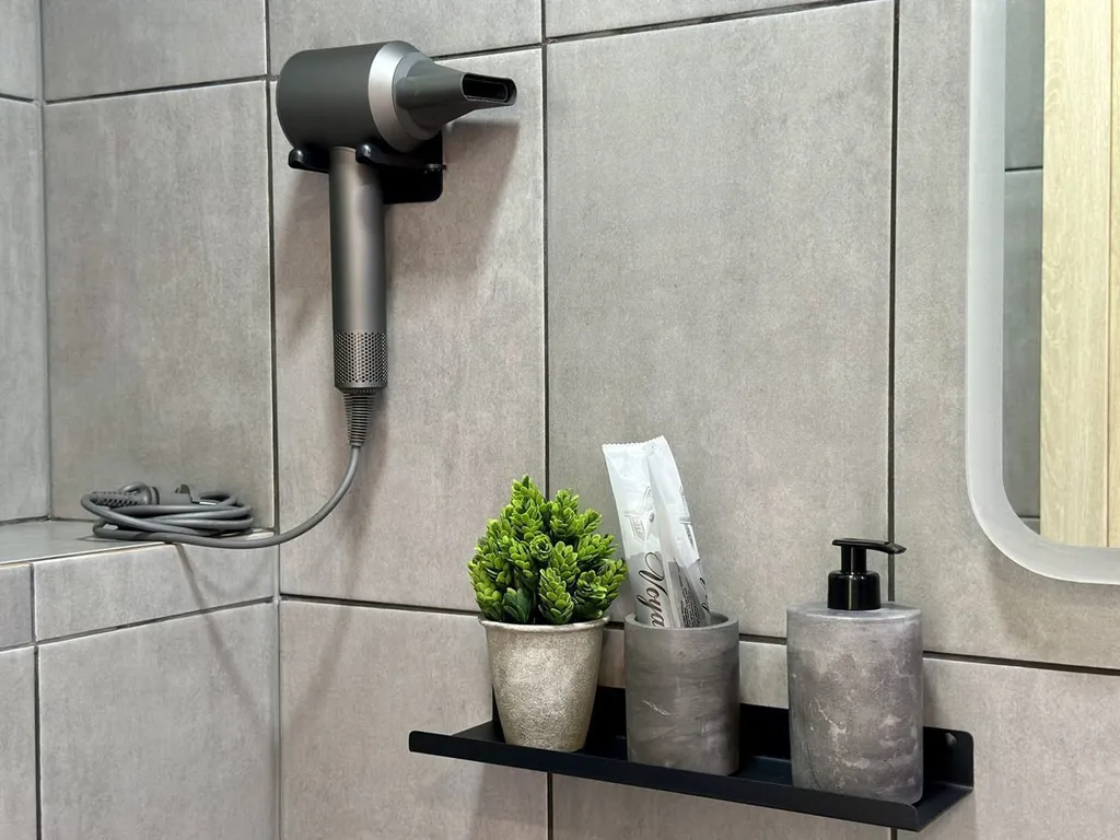 Домик в тихом и спокойном месте в окружении леса