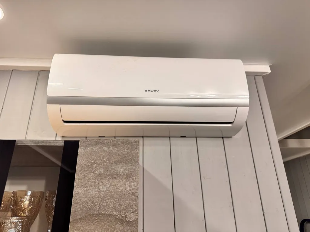 Дом с видом на море в лесу