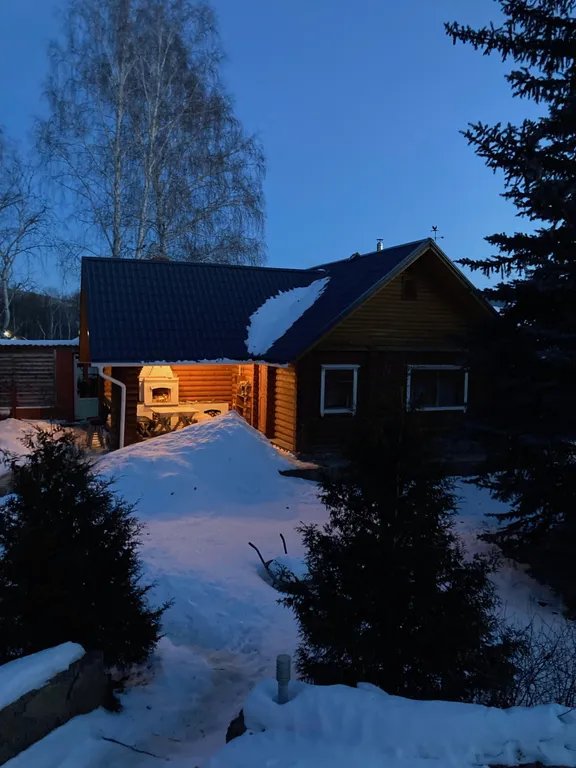 Дом в два этажа с двумя спальнями и гостиной, летний бассейн, баня