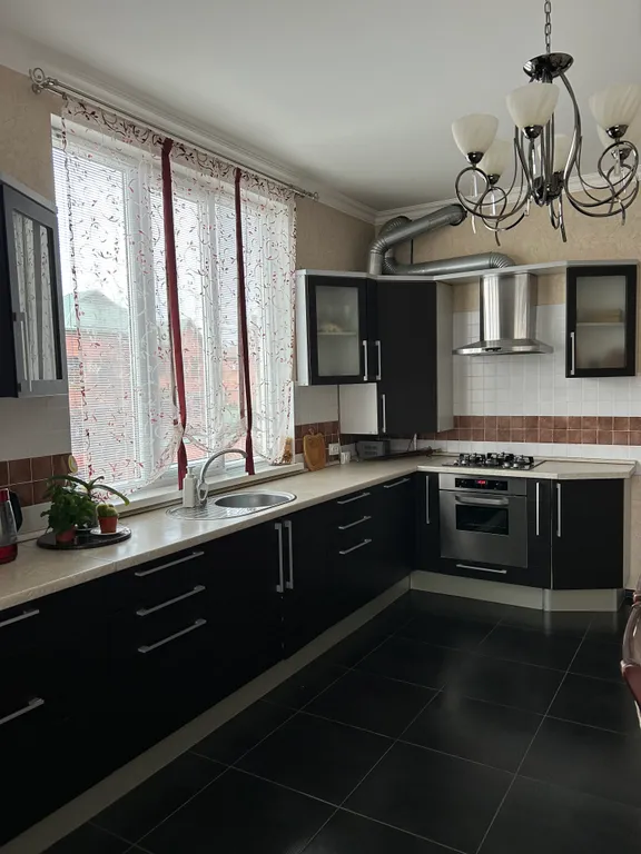 Уютный Коттедж возле парка Победы,свой двор и мангал.