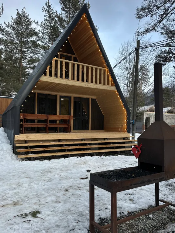 А-фрейм с видом на горы и лес