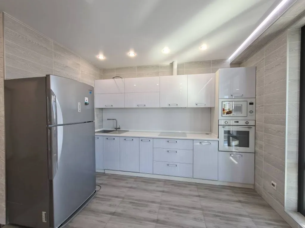 Красивая студия с видом на Золотой мост, город, море