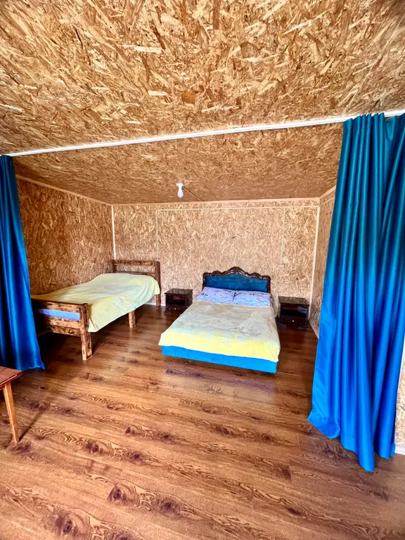 Домик с видом на горы у края каньона