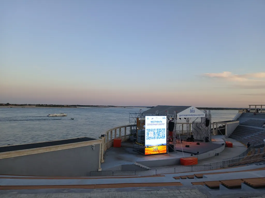 Жизнь с видом реку: огромная лоджия с панорамным остеклением в пол!