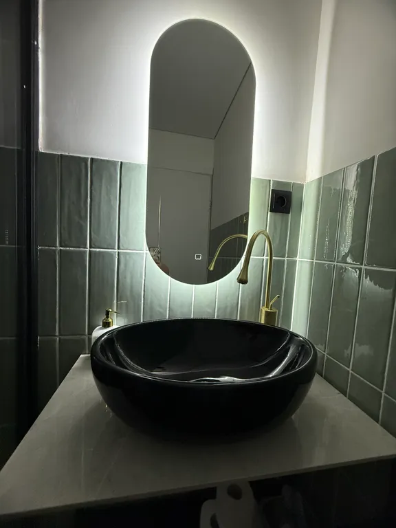 Зеркальный дом на воде