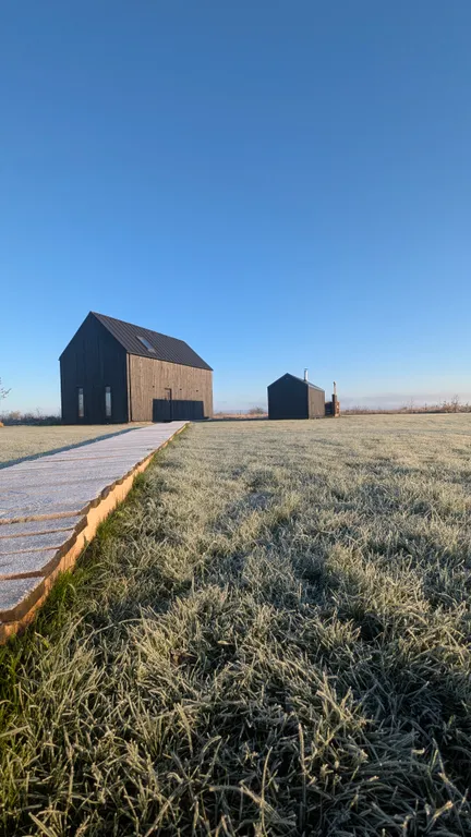 Дом с баней и горячей купелью на озере
