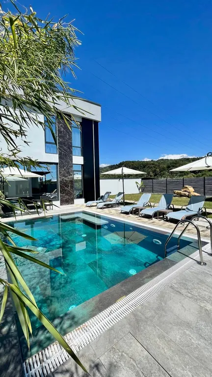 Коттедж с баней, бассейном и бунгало — аренда посуточно в Высокое