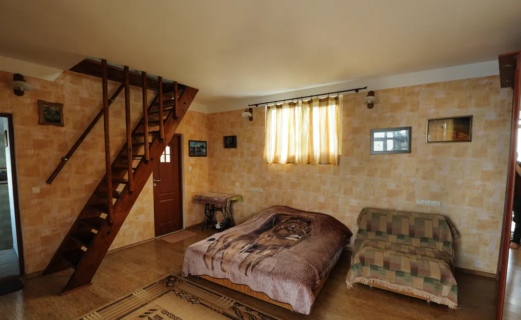 Дом с балконом, видом на море у пляжа и Воронцовского дворца