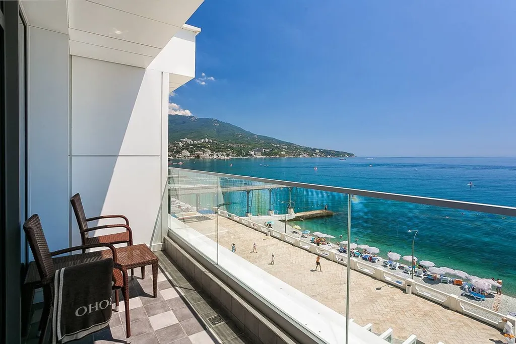 Светлая уютная квартира с видом на море, город и горы