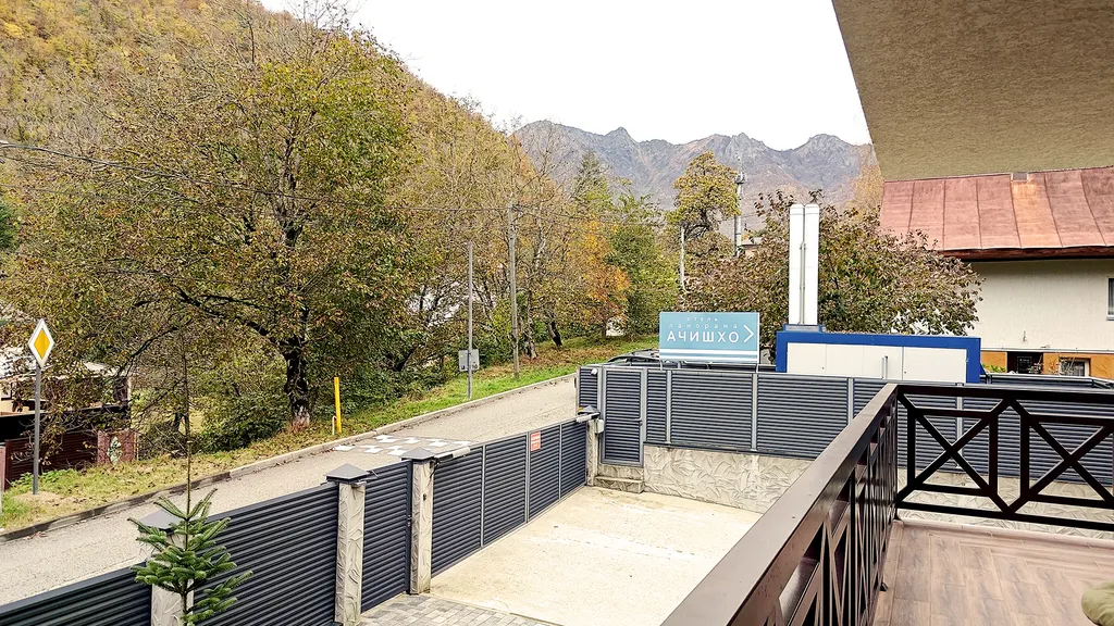 Вид на горы с балкона - апартамент со спальней в центре курорта