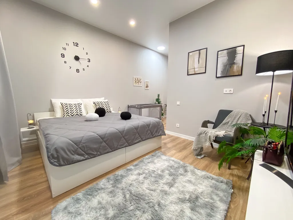 Квартира с большим ТВ у Суворовского училища