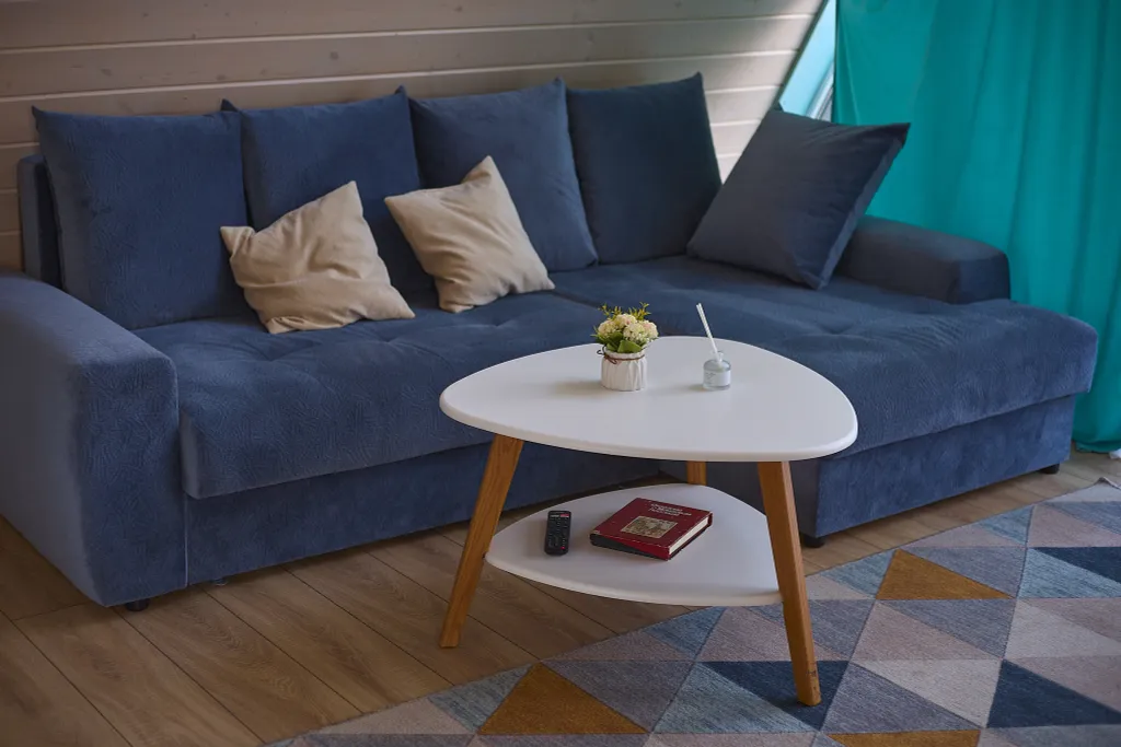 Дом-шалаш на берегу озера