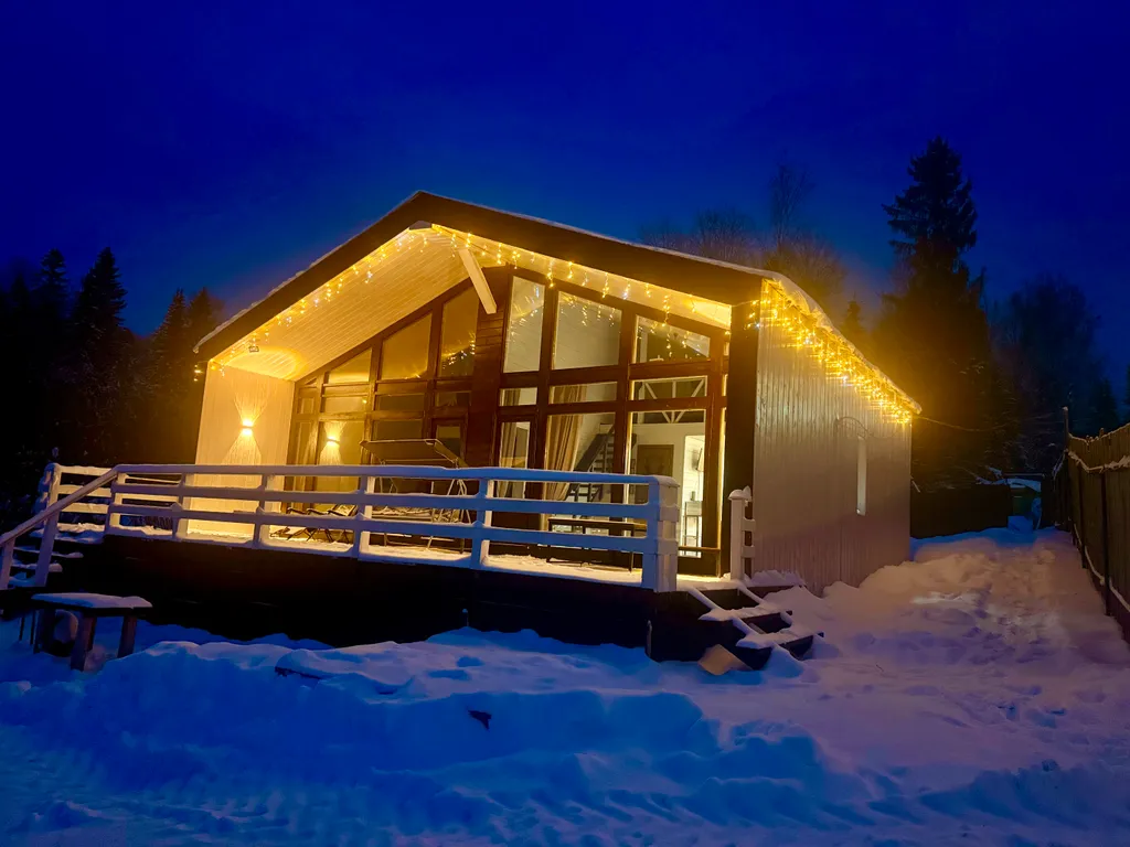 Новый дом в стиле барн Хаус на берегу реки