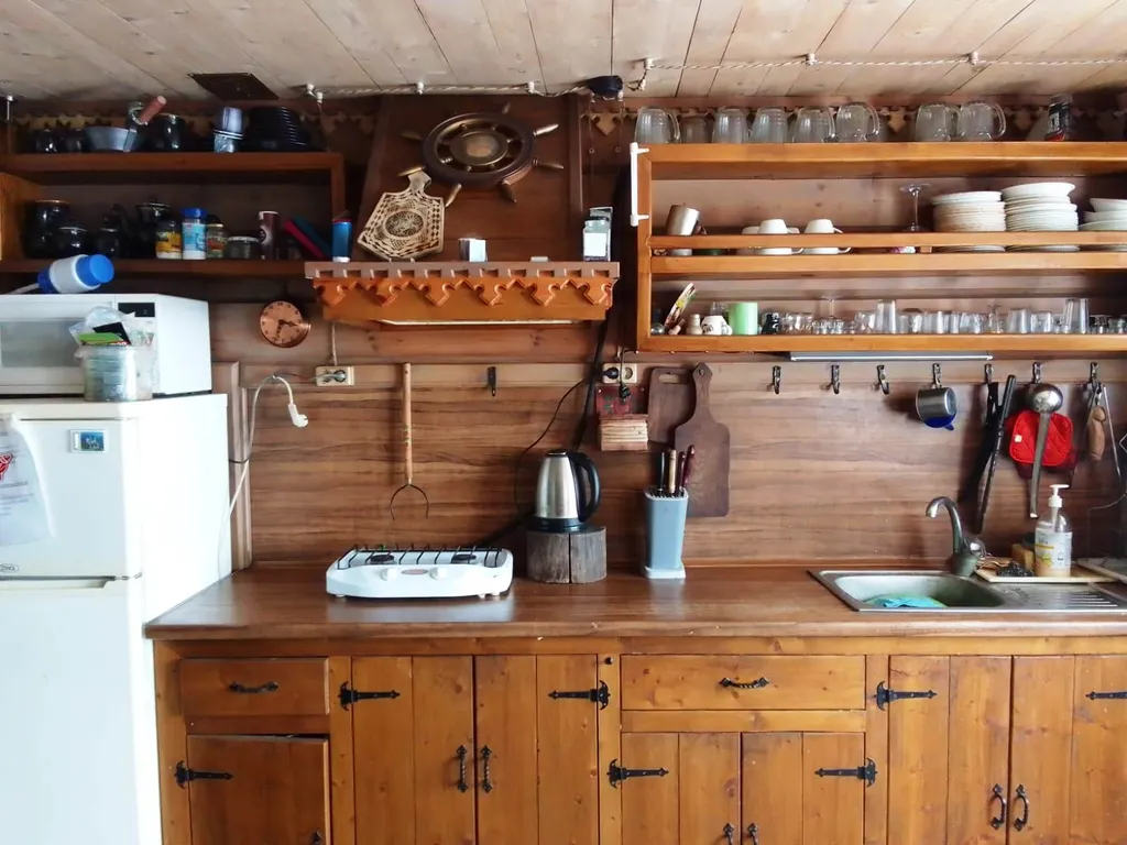 Логово рыбака и охотника на берегу Волги