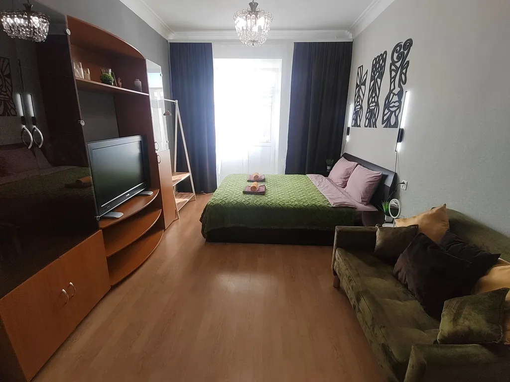 Трёхкомнатная квартира с раздельными комнатами, балконом в центре