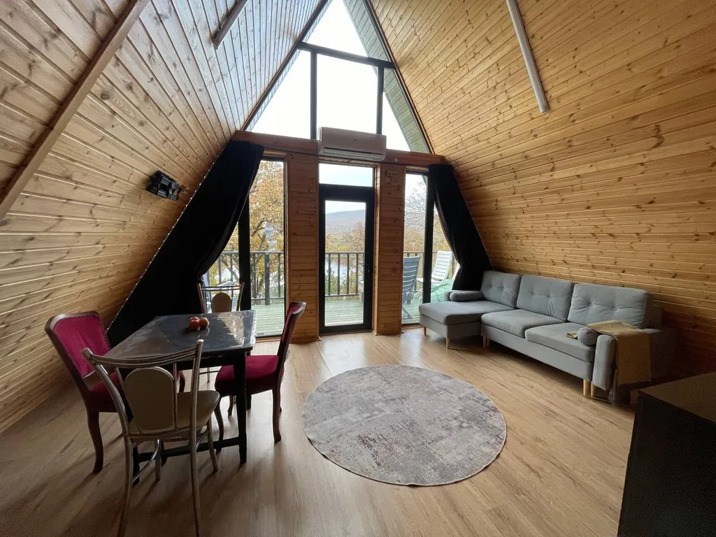 Дом-шалаш у озера