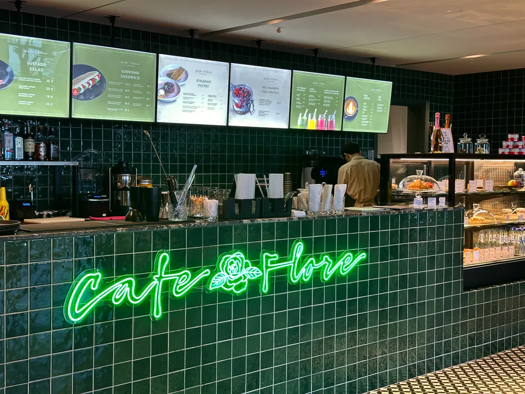 Просторный апартамент с видом на горы и море Crowne Plaza