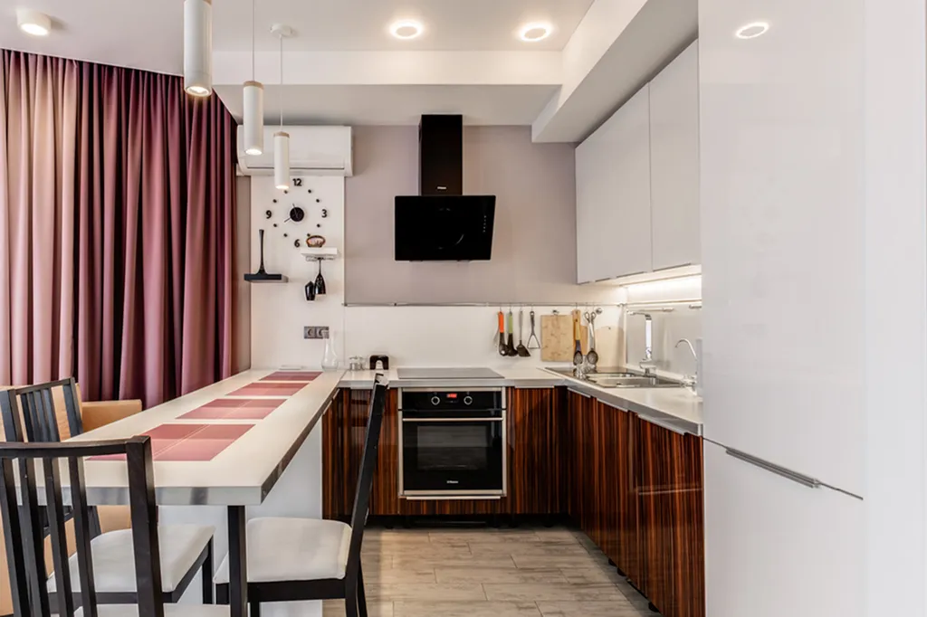 Элегантная квартира со стильной мебелью и уютной обстановкой