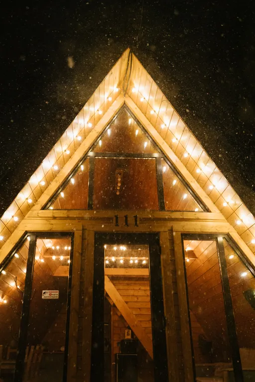 Домик в лесу вблизи от города в стиле A-frame